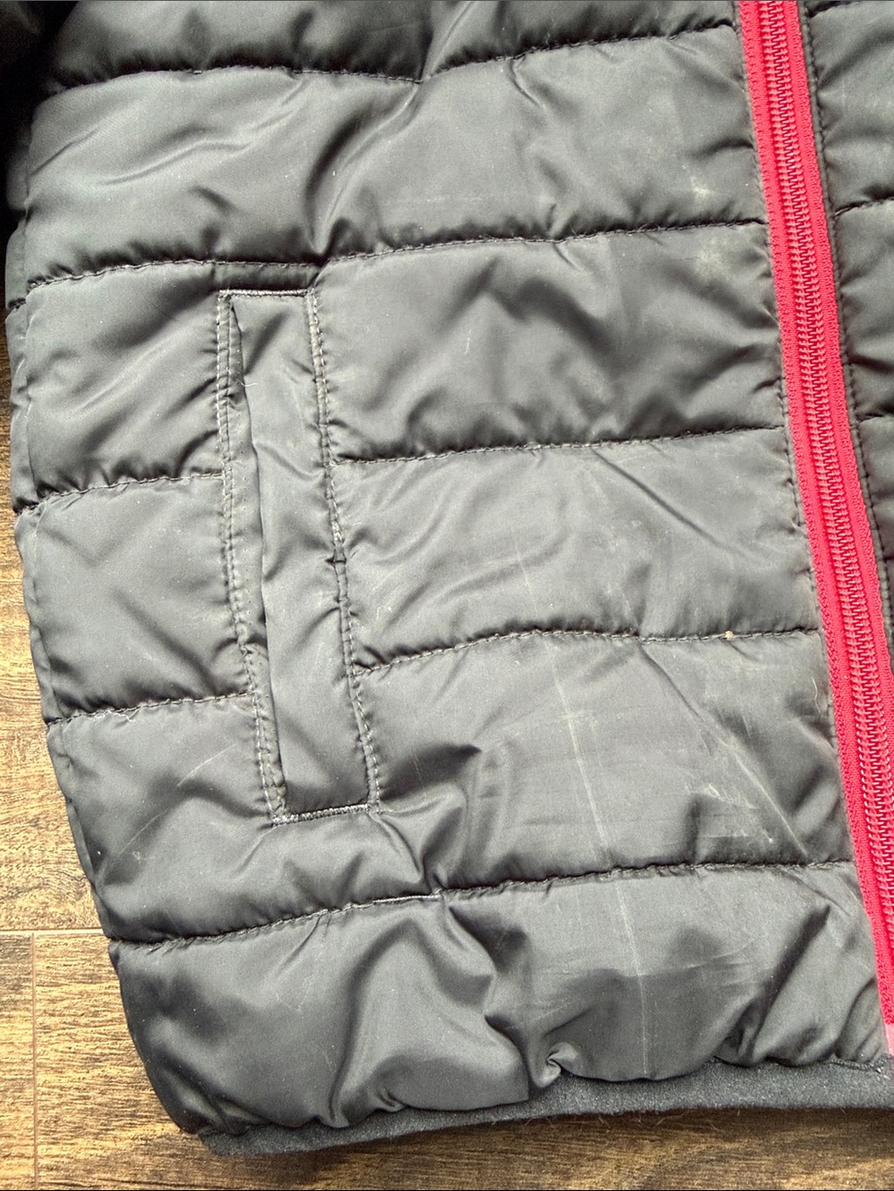Boys Nike Kids Hooded Puffer Jacket in Charcoal with red - Picture 5 of 7
